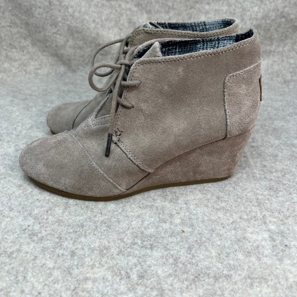 TOMS Desert Wedge Booties Women's 8 Ankle Boots Suede Taupe Casual Shoes Lace Up